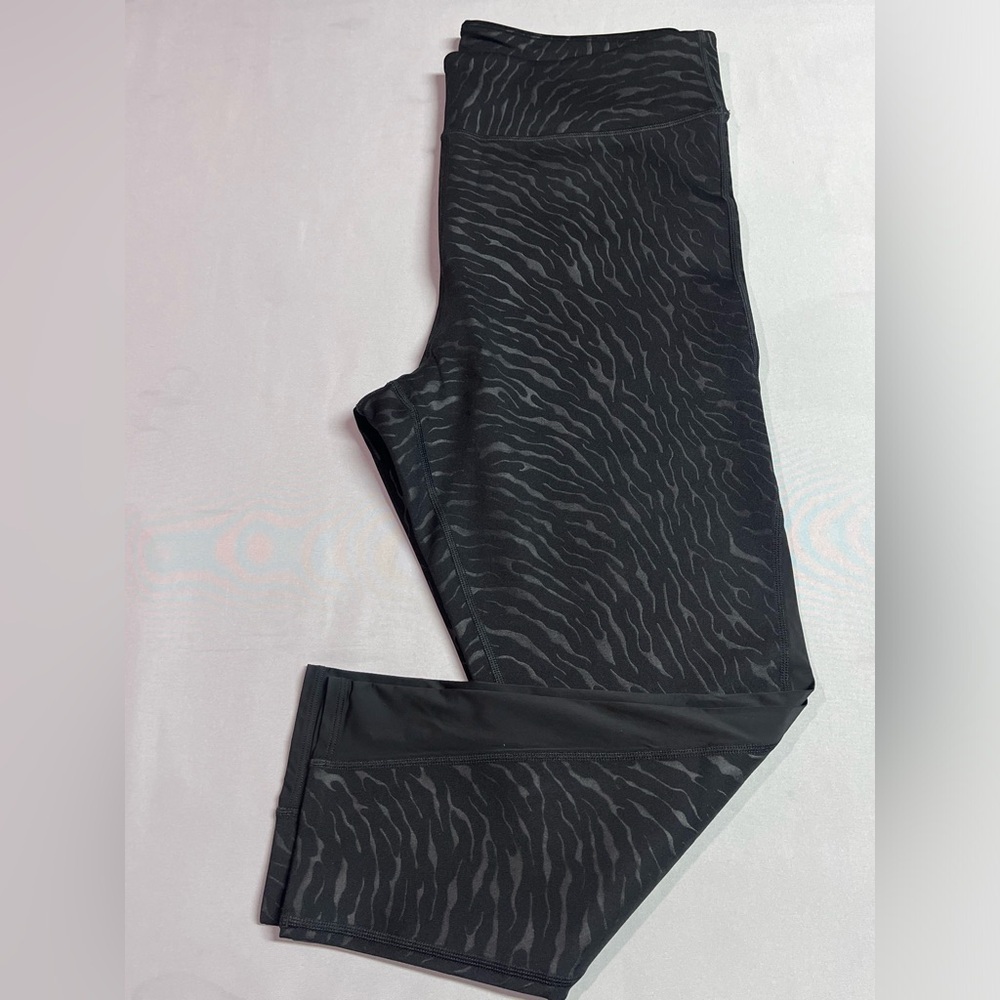 Women's Embossed Compression 3/4 Length Leggings Savanna Print XL - Picture 3 of 6